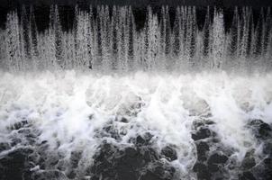 ein Bild des fließenden Wassers. Der Damm soll den Wasserstand in Flüssen innerhalb der Stadt regulieren und Industrieobjekte mit technischem Wasser versorgen foto