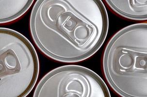 viele Dosen Soda-Erfrischungsgetränke oder Energy-Drink-Behälter. viele recycelte Dosen aus Aluminium, die für die Neuproduktion vorbereitet werden. foto