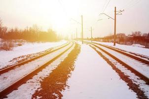 winterliche Eisenbahnlandschaft. Industriegebiet. die Eisenbahn zwischen den Territorien der Werke foto