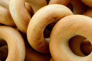 Nahaufnahmefoto von frischen gelben Bagels. eine beliebte Art von Mehlprodukten. eine der traditionellen russischen Leckereien für Tee foto