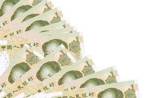 1 chinesische Yuan-Scheine liegen isoliert auf weißem Hintergrund mit Kopienraum, der in Fan-Nahaufnahme gestapelt ist foto