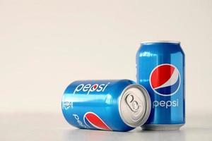 ternopil, ukraine - 28. mai 2022 kalte pepsi-getränkedosen auf weißem hintergrund. pepsi ist ein kohlensäurehaltiges Erfrischungsgetränk, das von pepsico hergestellt wird foto