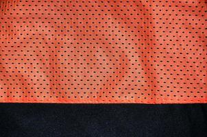 roter sportbekleidungsstoff textur hintergrund. Draufsicht auf die Textiloberfläche aus rotem Stoff. helles Basketballshirt. Textraum foto