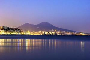 Hafen von Neapel mit Vesuv im Hintergrund