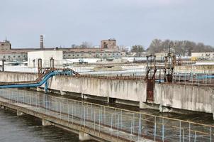 Industriegebiet mit vielen Rohren und Kommunikation foto