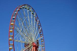 großes und modernes mehrfarbiges Riesenrad auf sauberem Hintergrund des blauen Himmels foto