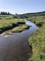 Klares Wasser und Felsformationen in Thingvellir, Island, an einem sonnigen Tag foto