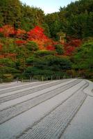 ginshaden-sandgarten, zengarten oder japanischer steingarten, in ginkaku-ji oder tempel des silbernen pavillons, offiziell jisho-ji genannt, oder tempel der leuchtenden gnädigkeit, kyoto, kansai, japan foto