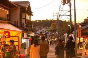 kyoto präfektur, kansai, japan - 21. november 2019 - straßenansicht des gehwegs, der zum ginkakuji-tempel führt foto