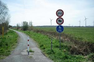 genehmigungsschilder für reiten, wandern, radfahren und rollerfahren auf der straße. foto