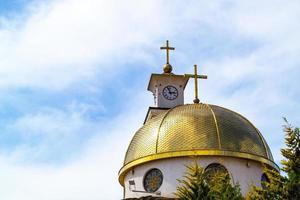die goldene kuppel mit kreuz des tempels gegen den blauen himmel in bulgarien foto