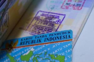 malaysische und philippinische Einwanderungsstempel im indonesischen grünen Pass und im indonesischen Personalausweis. foto