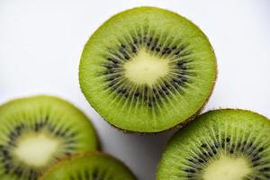 grüne und saftige Kiwi-Frucht-Nahaufnahme. saftige tropische Frucht Kiwi Makrofoto. foto