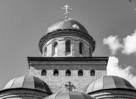 christliches Kirchenkreuz im hohen Kirchturm zum Gebet foto