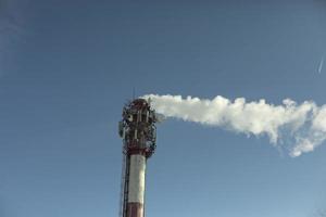 Schornstein mit Rauch. Kesselstation. Industrierohr am Himmel. foto