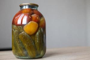 verdorbene Dose Gemüse vernäht. Glas mit hausgemachten eingelegten Tomaten und Gurken mit weißem Pilz foto