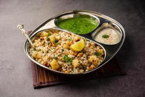 sabudana khichadi – ein authentisches Gericht aus Maharashtra aus Sagosamen, serviert mit Quark foto