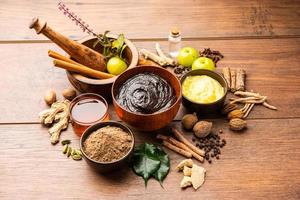 Chyavanprash oder Chyawanprash wird in Indien häufig als ayurvedisches Nahrungsergänzungsmittel konsumiert foto