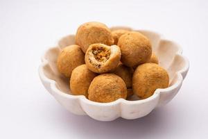 Dry Kachori ist ein mit Trockenfrüchten gefüllter kugelförmiger Farsan, der auch Kachauri, Kachodi und Katchuri genannt wird foto
