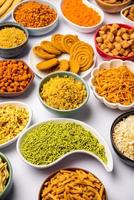 Indische Teezeit-Snacks in der Gruppe. Sev, Chivda, Farsan, Mischung, Bakarwadi in verschiedenen Schalen serviert foto