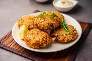 Sabudana Wada oder Shabudana Vada, in Indien genannt, aus Sago hergestellt und mit Chutney serviert foto