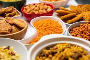 Indische Teezeit-Snacks in der Gruppe. Sev, Chivda, Farsan, Mischung, Bakarwadi in verschiedenen Schalen serviert foto