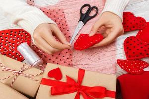Rotes handgefertigtes herzförmiges Stofftier, Valentinstag, romantische Beziehung, gesunder Lebensstil, schönes Geschenk, Liebes- und Gesundheitskonzept. urlaub schmücken valentinstag