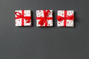 feiertagszusammensetzung von geschenkboxen mit roten herzen auf buntem hintergrund mit leerem raum für ihr design. Draufsicht auf das Valentinstag-Konzept foto