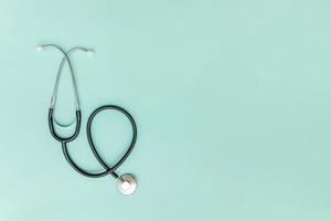 Medizingeräte Stethoskop oder Phonendoskop isoliert auf trendigem pastellblauem Hintergrund. Instrumentengerät für Arzt. gesundheitslebensversicherungskonzept foto