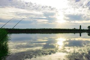 schöner sonnenaufgang im fischerdorf, morgendämmerung beim angeln, natürlicher hintergrund foto
