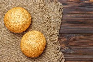 frische Brötchen auf Holztisch. Draufsicht mit Platz für Ihren Text foto