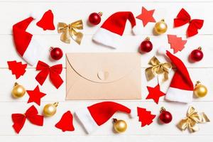 Draufsicht des Umschlags auf festlichem hölzernem Hintergrund. weihnachtsspielzeug und dekorationen. neujahrszeitkonzept foto