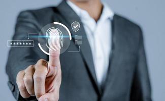 Geschäftsmann-Fingerabdruck-Scan bietet Sicherheitszugriff mit biometrischer Identifikation, Konzept der zukünftigen Geschäftssicherheitstechnologie und Kybernetik. foto