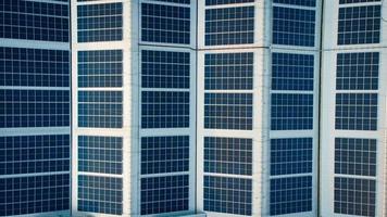 Solarzellen auf den Solarparks einer großen Industriefabrik. Solarparks erzeugen erneuerbare Energie für die Industrie. Ziel ist es, die Stromkosten zu senken. foto