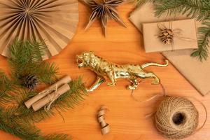 weihnachtsflache lag mit einer tigerfigur und handgefertigtem dekor aus bastelpapier. foto