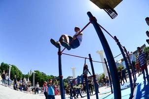 Charkiw, Ukraine - 27. Mai 2022 Street Workout Show während des jährlichen Festivals der Straßenkulturen foto