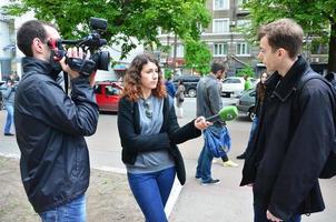 Charkow. ukraine - 17. mai 2022 teilnehmer der ersten lgbt-aktion in charkow geben interviews über einen unerwarteten angriff und eine störung der veranstaltung foto