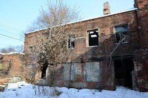Fragment eines verlassenen zweistöckigen Gebäudes nach Militäroperationen in Donezk foto