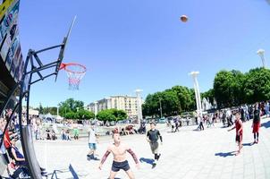 charkiw, ukraine - 27. mai 2022 sportmannschaften spielen streetball im freien während des jährlichen festivals der straßenkulturen foto