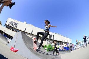 Charkow. ukraine - 2. mai 2022 skateboarding-wettbewerb im outdoor-skatepark während des jährlichen festivals der straßenkulturen foto