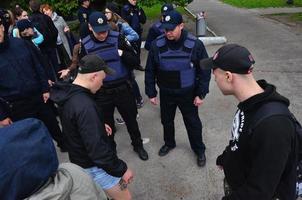 Charkow. ukraine - 17. mai 2022 konflikt zwischen der polizei und der organisation von nazis und patrioten während der zerstreuung der ersten lgbt-aktion in charkow foto