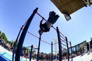 Charkiw, Ukraine - 27. Mai 2022 Street Workout Show während des jährlichen Festivals der Straßenkulturen foto