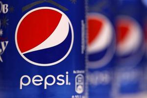 charkow, ukraine - 5. mai 2022 aluminiumdosen pepsi-alkoholfreies getränk aus nächster nähe. pepsi ist ein kohlensäurehaltiges Erfrischungsgetränk, das von pepsico hergestellt wird. Pepsi wurde 1893 gegründet foto