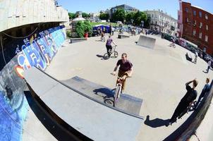 Charkow. ukraine - 2. mai 2022 freestyle bmx fahrer in einem skatepark während des jährlichen festivals der straßenkulturen foto