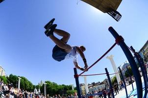 Charkiw, Ukraine - 27. Mai 2022 Street Workout Show während des jährlichen Festivals der Straßenkulturen foto