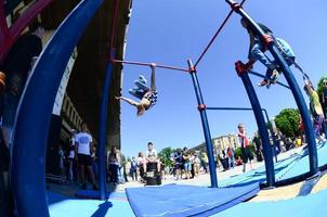 Charkiw, Ukraine - 27. Mai 2022 Street Workout Show während des jährlichen Festivals der Straßenkulturen foto