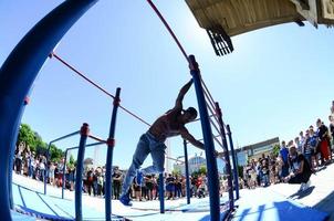 Charkiw, Ukraine - 27. Mai 2022 Street Workout Show während des jährlichen Festivals der Straßenkulturen foto