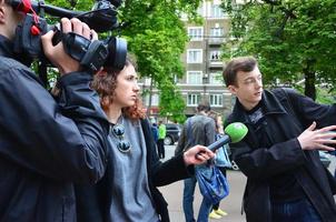 Charkow. ukraine - 17. mai 2022 teilnehmer der ersten lgbt-aktion in charkow geben interviews über einen unerwarteten angriff und eine störung der veranstaltung foto