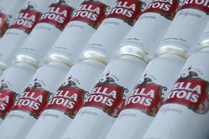 Charkow. ukraine - 17. mai 2022 viele blechdosen stella artois bier im freien. stella artois ist das berühmteste belgische bier der welt im besitz von ab inbev foto