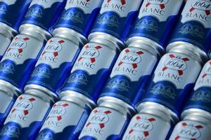 Charkow. ukraine - 2. mai 2022 blanc logo auf bierdosen in großer menge. 1664 blanc ist das Weizenbier der französischen Brauerei Kronenbourg, das weltweit exportiert wird foto